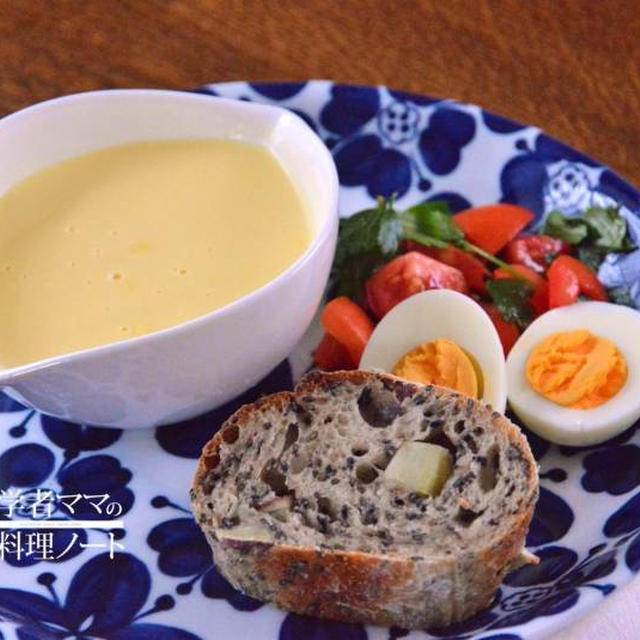 サツマイモパンとスープで朝ごはん