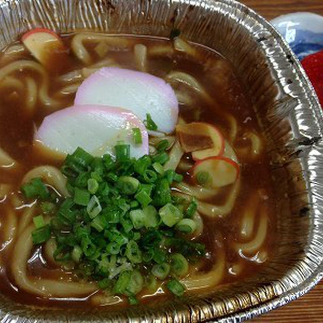味噌煮込みうどん。くっついて眠るにゃんこ兄弟