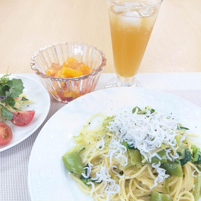 白い皿に盛られた春菊としらすのパスタやサラダなど