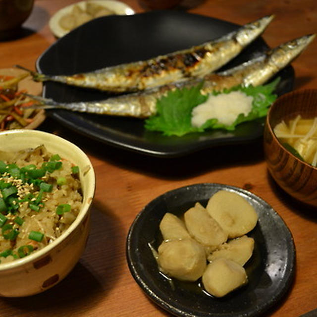 秋の味覚特集鮭ときのこと牛蒡の炊き込みご飯、焼き秋刀魚、里芋の煮たの、きんぴらごぼう、揚げとわけぎとえのきのおみそ汁。初めて、ルク...