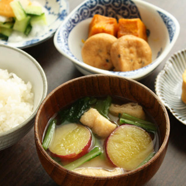 さつま芋と小松菜の味噌汁、煮物、大根と柿の酢の物、玉子焼きで朝ごはん