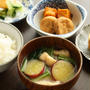 さつま芋と小松菜の味噌汁、煮物、大根と柿の酢の物、玉子焼きで朝ごはん