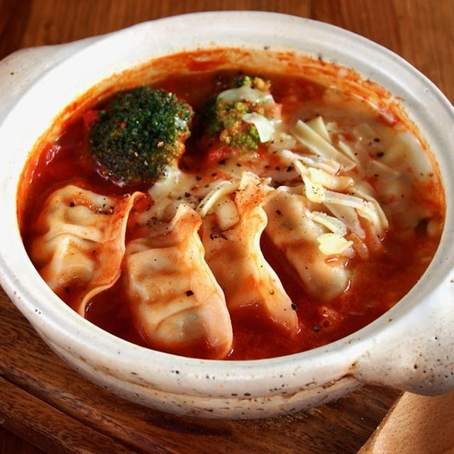 【簡単餃子鍋レシピ】冷凍餃子で「チーズとトマトのピリ辛餃子鍋」