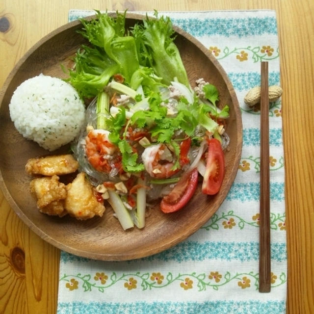 香味野菜たっぷりヤムウンセンとタイ風唐揚げ。