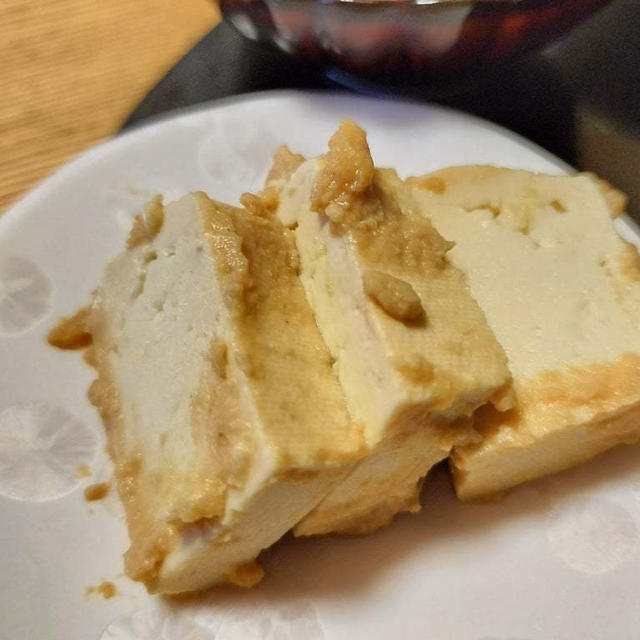 豆腐の味噌漬け　水切りしてラップに味噌塗って包むだけ