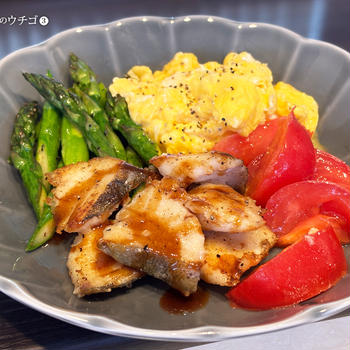 アスパラとタラと卵とトマトのバター焼き
