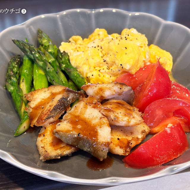 アスパラとタラと卵とトマトのバター焼き