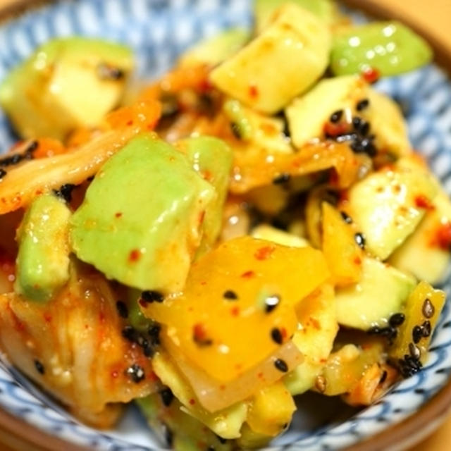 キムチとアボカドの和え物☆
