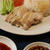 白いアジアのチキンライス（海南鶏飯）。
