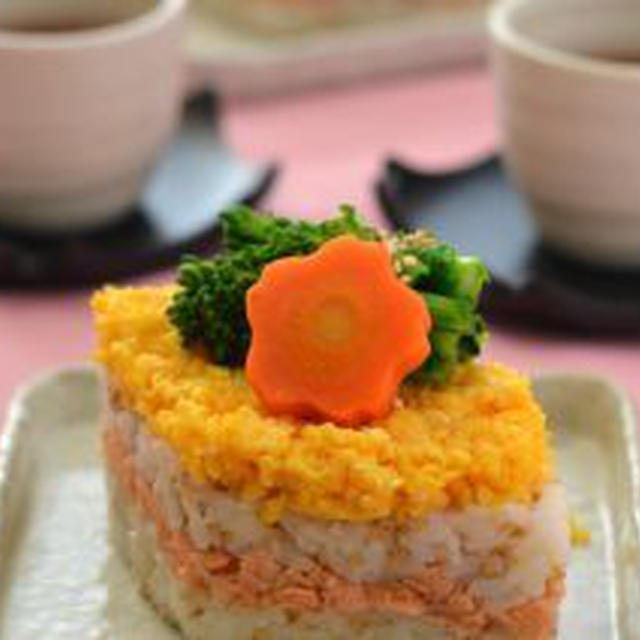 ひし餅風ちらし寿司。（牛乳パックで一人分）