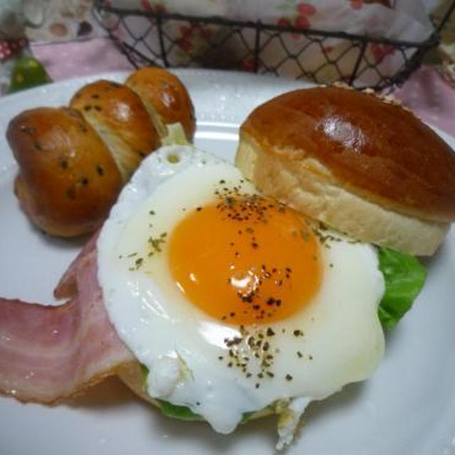 ボリュームたっぷり、焼き立てパンで朝食を！