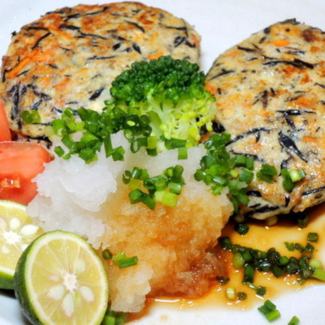 簡単夕食♪　ひじき入りの豆腐ハンバーグとレンコンとゴーヤのサラダ(♡˙︶˙♡)