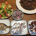いただいた魚で晩ご飯。下駄箱の上のきなこ。