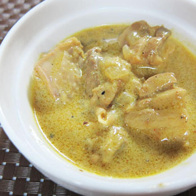 チキンのココナツカレーとほうれん草と豆のカレー