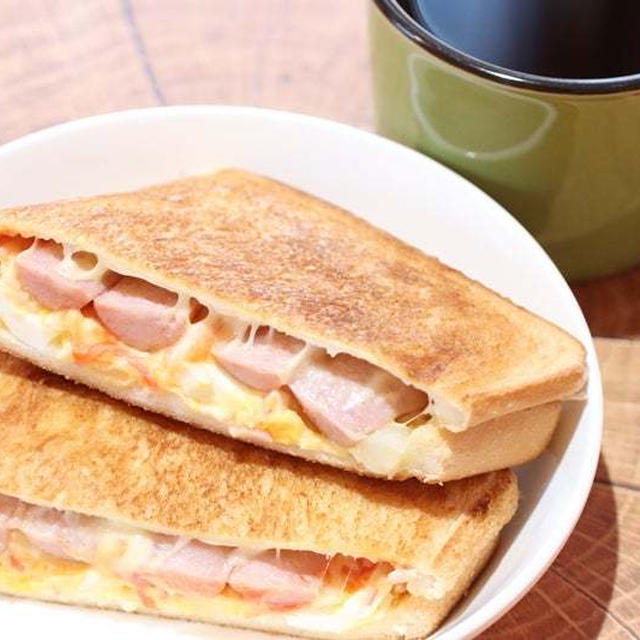 残ったサラダを美味しくリメイク！チーズポテトホットサンド