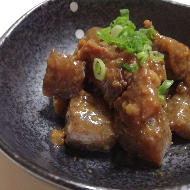 牛筋肉とコンニャクの味噌煮込み