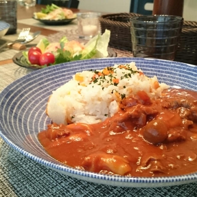 ハヤシライスとヤムウンセン風サラダの夕食