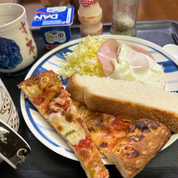 5.4【お家ごはん・朝】トースト細切り&ピザ残りと、目玉焼き❣️ﾃﾞｽ。