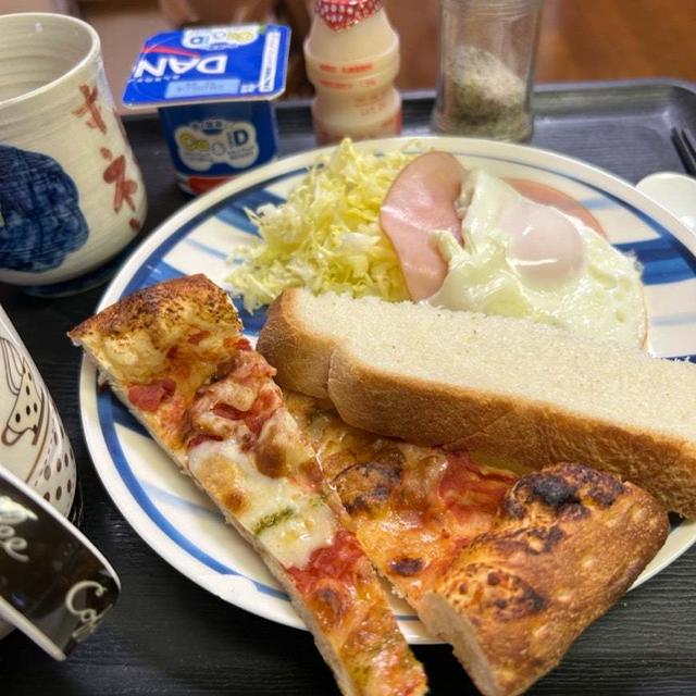 5.4【お家ごはん・朝】トースト細切り&ピザ残りと、目玉焼き❣️ﾃﾞｽ。