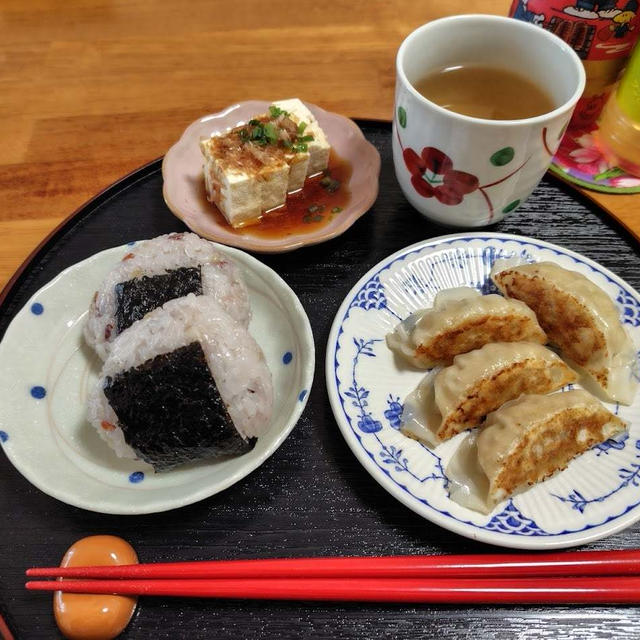 しょうが餃子とおにぎりと冷や奴