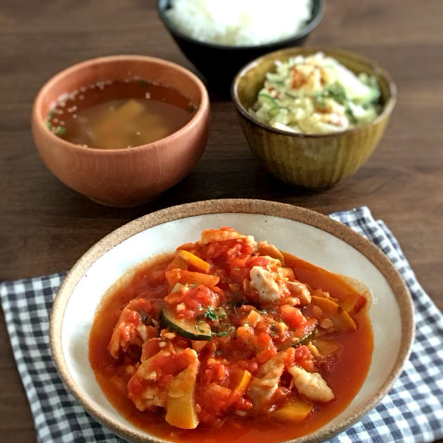 特売鶏肉で一汁二菜 チキンのトマト煮献立。