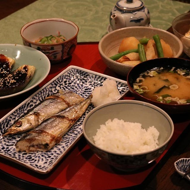 和風献立　サンマの塩焼き・じゃがいもとちくわの煮物・茄子の田楽・きゅうりの酢の物・冷奴