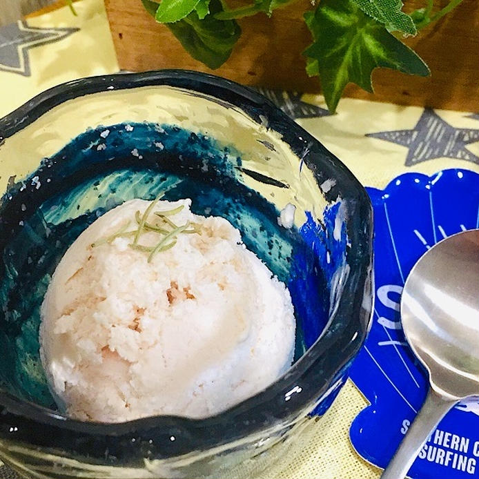 藍色のデザート容器に入った梅アイス