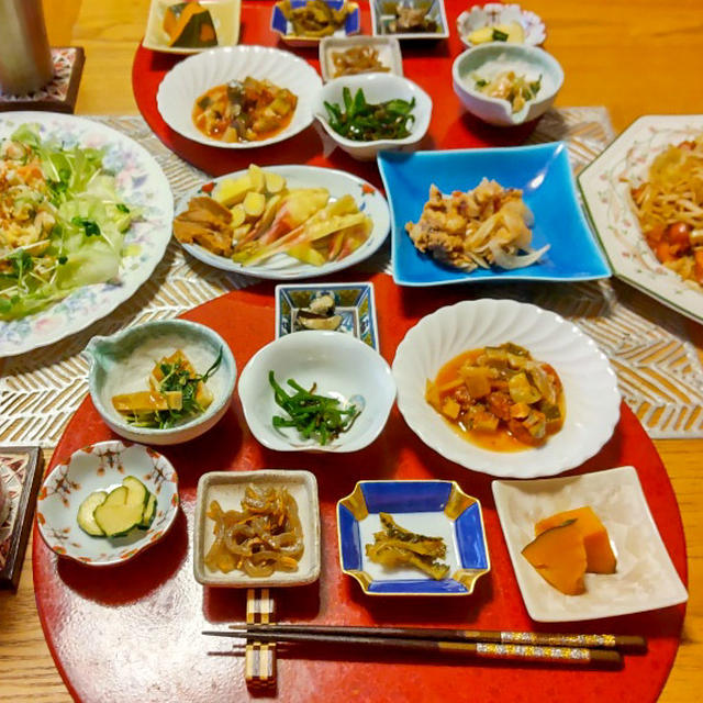 具だくさんソース焼きそばとポテトサラダと小鉢９品 居酒屋風で晩酌