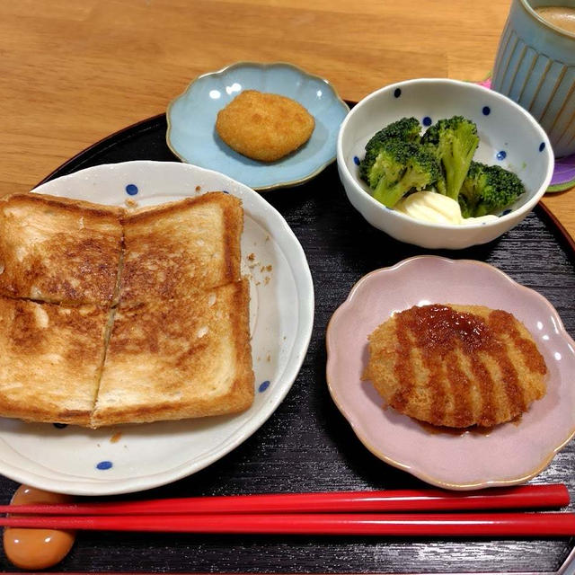 チーズトーストとコロッケとブロッコリー
