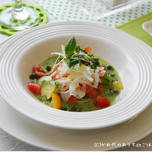 サーモンと野菜のサラダ　きゅうりのソース