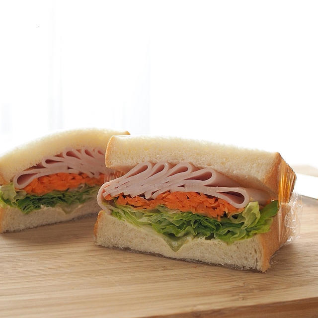 分厚いサンドイッチは口どけの良いパンがお勧め♪