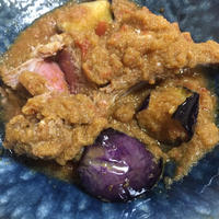 ラムチョップと揚げなすのサンバルトマト煮