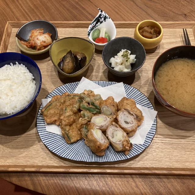 【献立】天ぷら、キムチ、茄子の生姜味噌煮、ピクルス、長芋のポン酢和え、たけのこの佃煮、オクラのお味噌汁