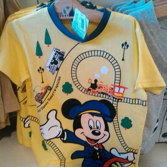 息子のシャツをディズニーランドでお買い物