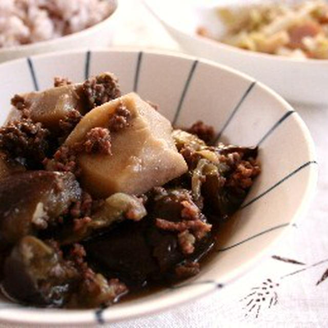 簡単☆秋ご飯♪「なすと里芋の牛そぼろ煮」