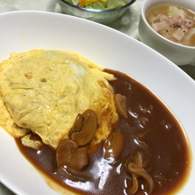 オムライス、ドミグラスソースかけ