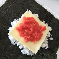 十勝贅沢スライスチーズdeたらことチーズのお握らず