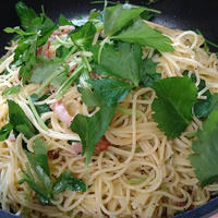 大分県産三つ葉を使って☆三つ葉とベーコンのガーリックパスタ