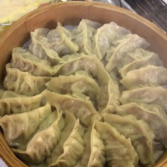 蒸篭の中身はギチギチの餃子・・・