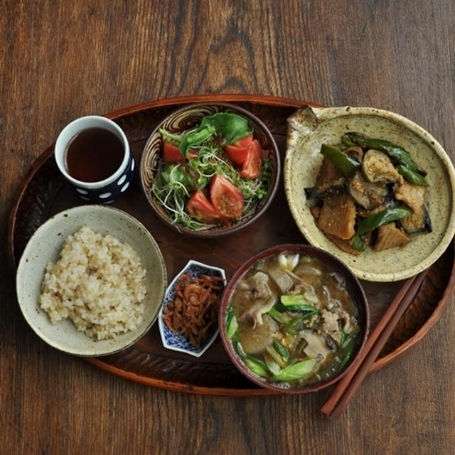 一汁一菜＋α ◆長芋・玉葱・しいたけ・豚肉などのおみおつけ、まぐろと茄子とピーマンの炒め物、桜海老の佃煮