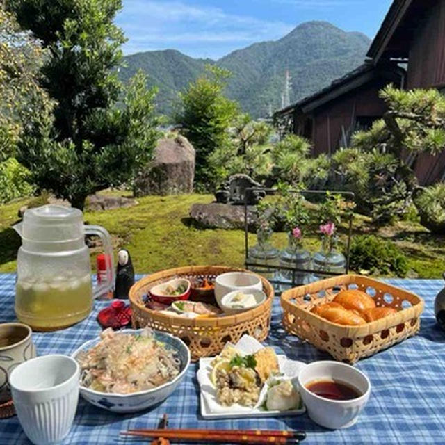 青空の下で昼ご飯