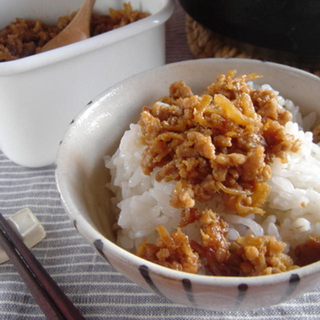 ごはんによく合う♪生姜が主役の肉そぼろ。