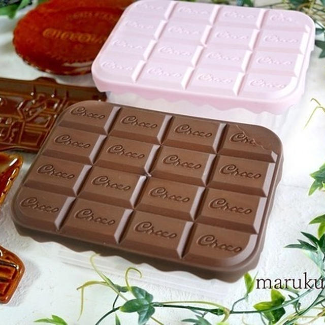 100均セリアのリアルな『チョコレートの形の保存容器』＆PC傍のお気に入りチョコ