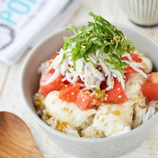 暑かった昨日のお昼ごはん「しらすと豆腐のトマト漬け丼」←チラシに掲載していただきました