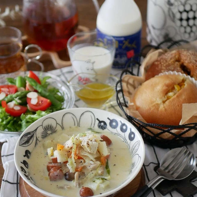 市販のパンと白菜スープのランチ