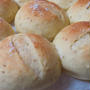 もっちりパン2種：コーンパンとサツマイモを練り込んだパン