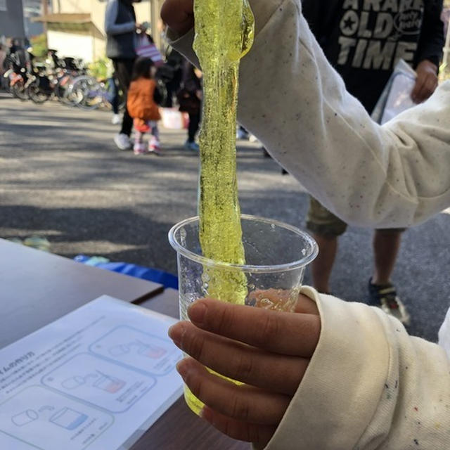 びよーんと伸びて楽しい！！スライムの作り方〜お留守番ご飯は常備菜でそぼろ丼