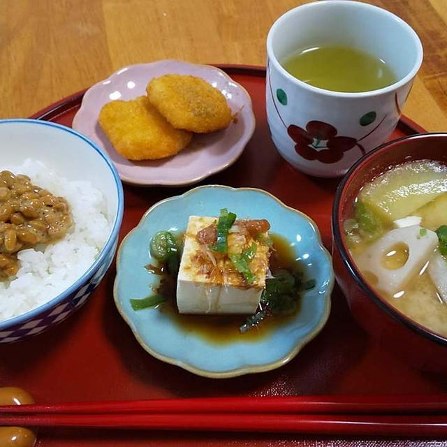 ささみカツと冷や奴と根菜の味噌汁