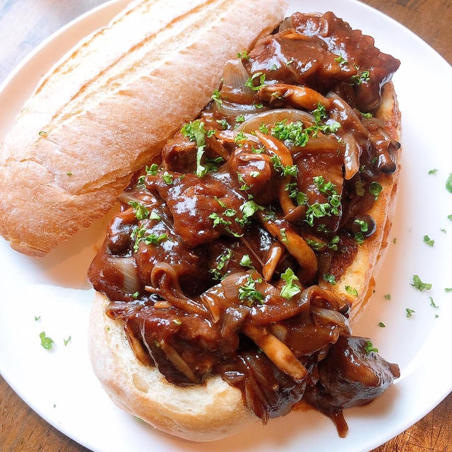 牛の赤ワイン煮でシチューパンです！！