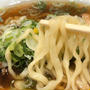 らーめんとしょうが焼き あの小宮　渋谷　もっちりした麺とテーブルの上のきくらげと辛にらがツボ！